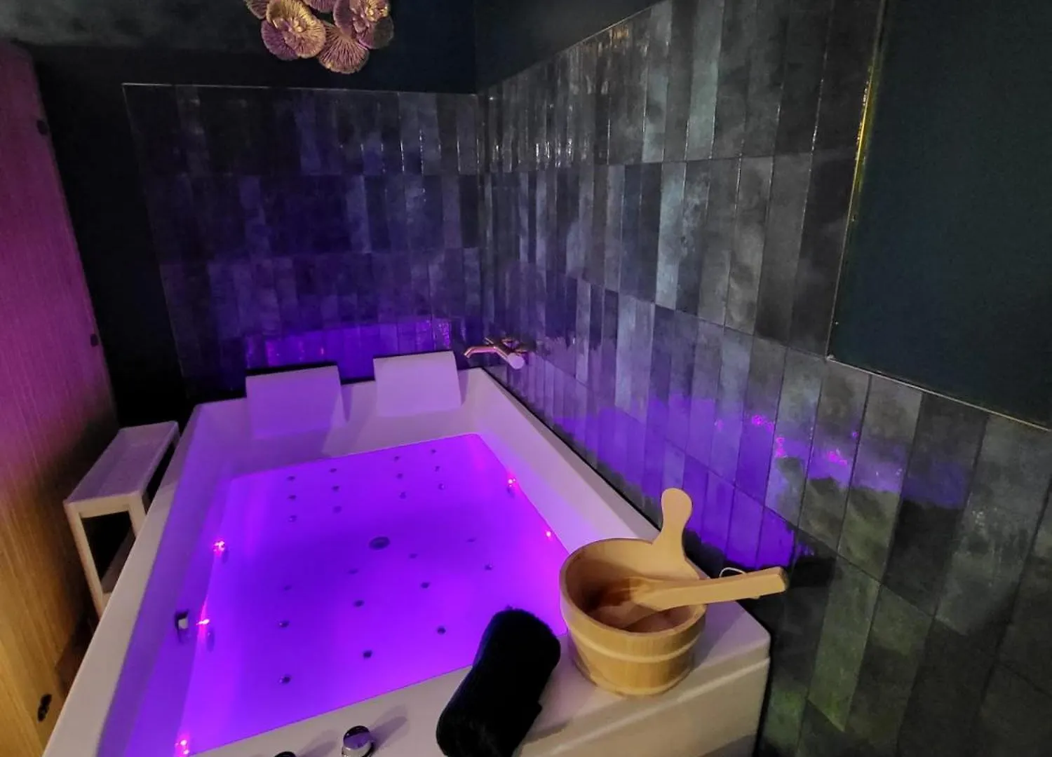 Le Speak Easy / Jacuzzi Et Sauna Марсель